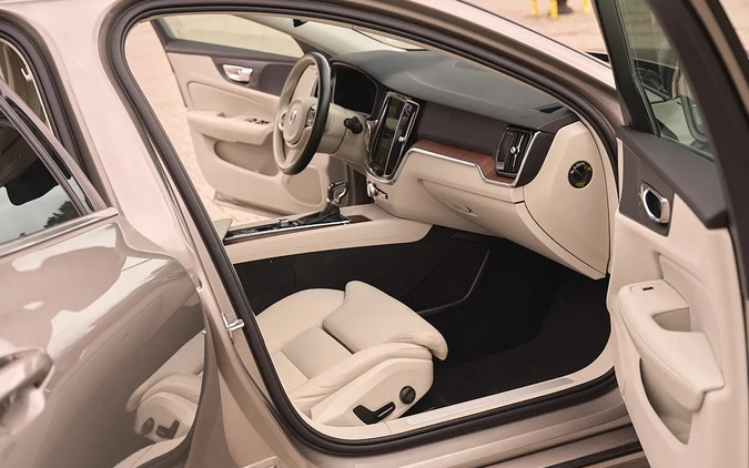 Volvo V60 cena 94900 przebieg: 165000, rok produkcji 2019 z Bydgoszcz małe 497